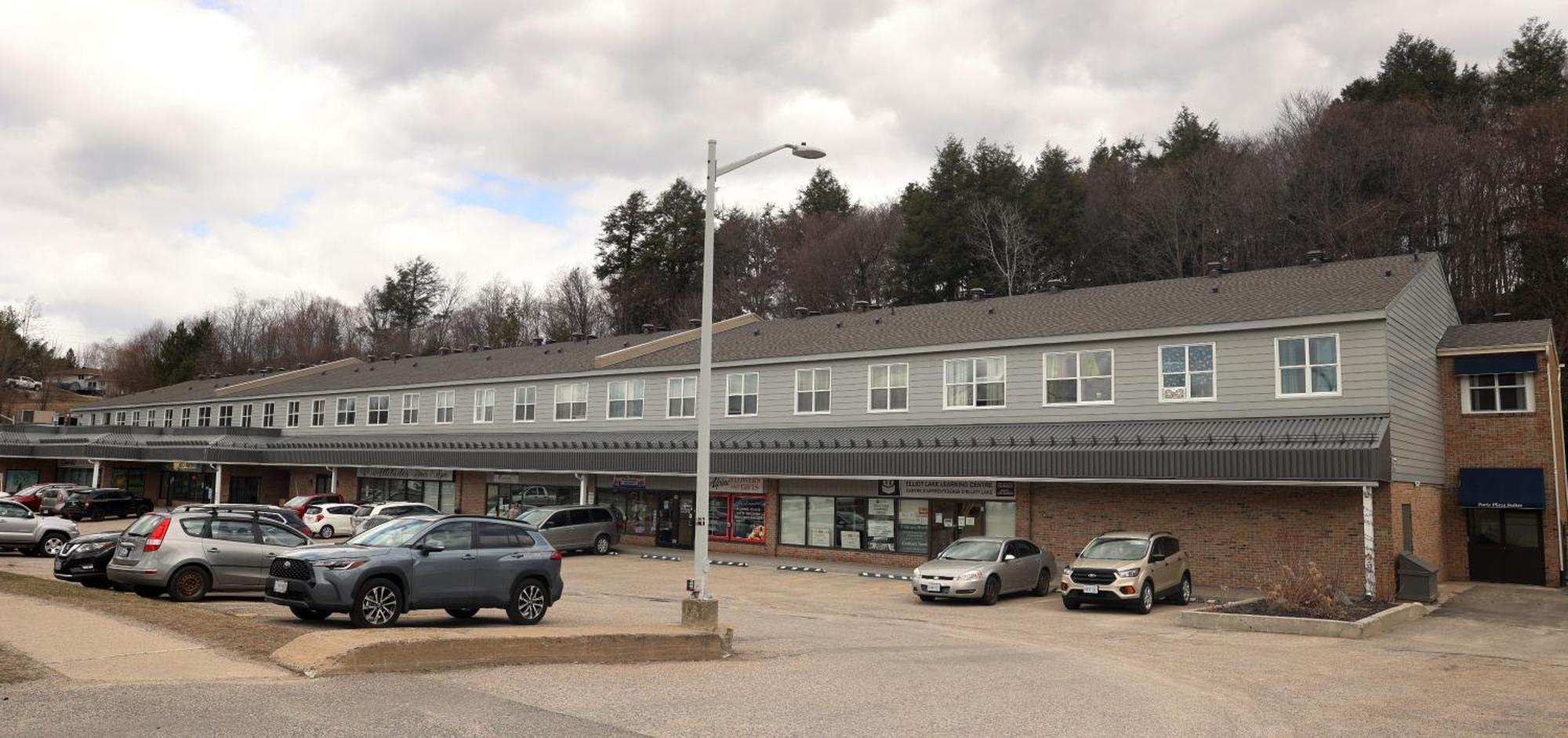 Paris Plaza Lägenhet Elliot Lake Exteriör bild