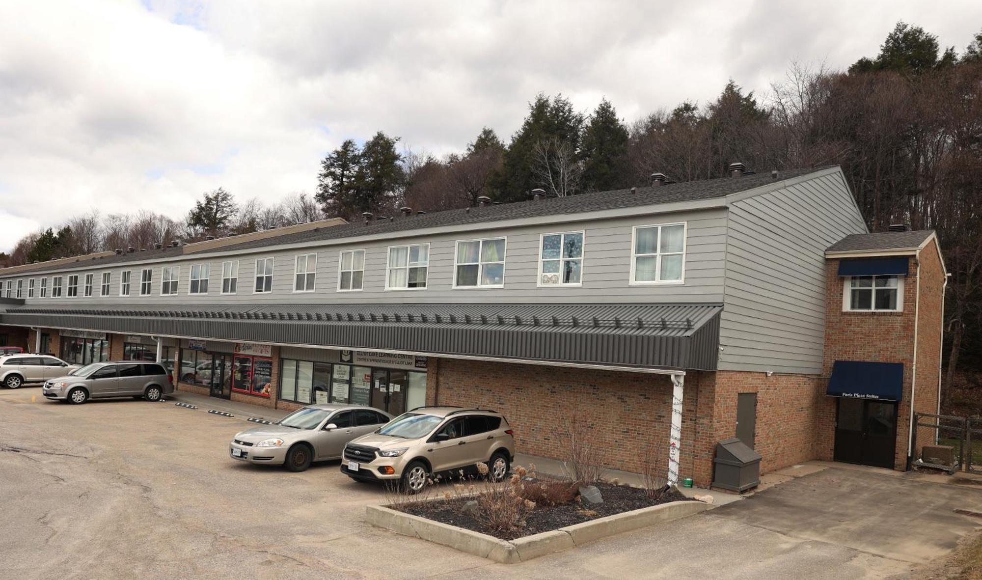 Paris Plaza Lägenhet Elliot Lake Exteriör bild